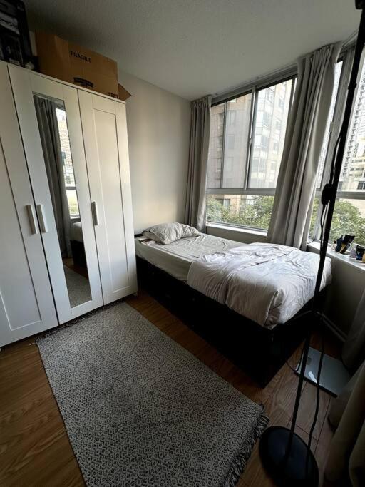 Best Location In Downtown- Walking To Eaton Centre, Nathan Phillips Square, Yonge-Dundas, Ikea,Transit Toronto Exterior photo